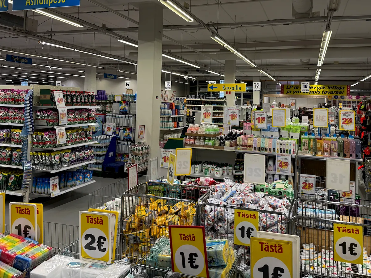 Minihinnan myymälä: siivous- ja astianpesutuotteiden hyllyt sekä korit, joissa Tästä 1 € ja Tästä 2 € -kyltit