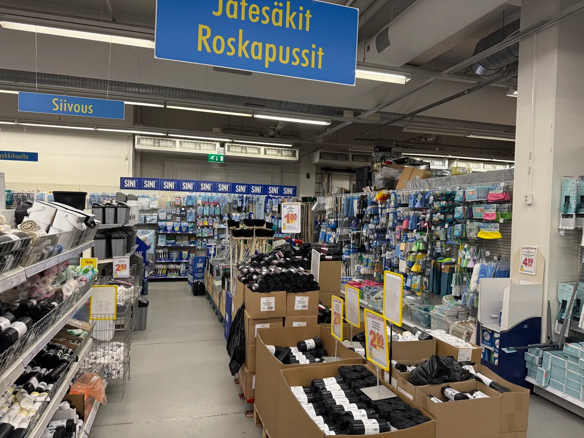 Siivousosasto: jätesäkit ja roskapussit, Sini-siivoustarvikkeet, harjat ja liinat