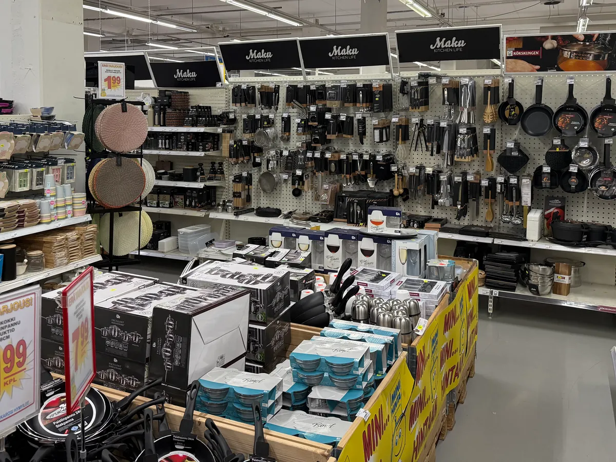 Keittiötarvikeosasto: Maku Kitchen- ja Kökskungen-keittiötarvikkeet, paistinpannut ja astiat
