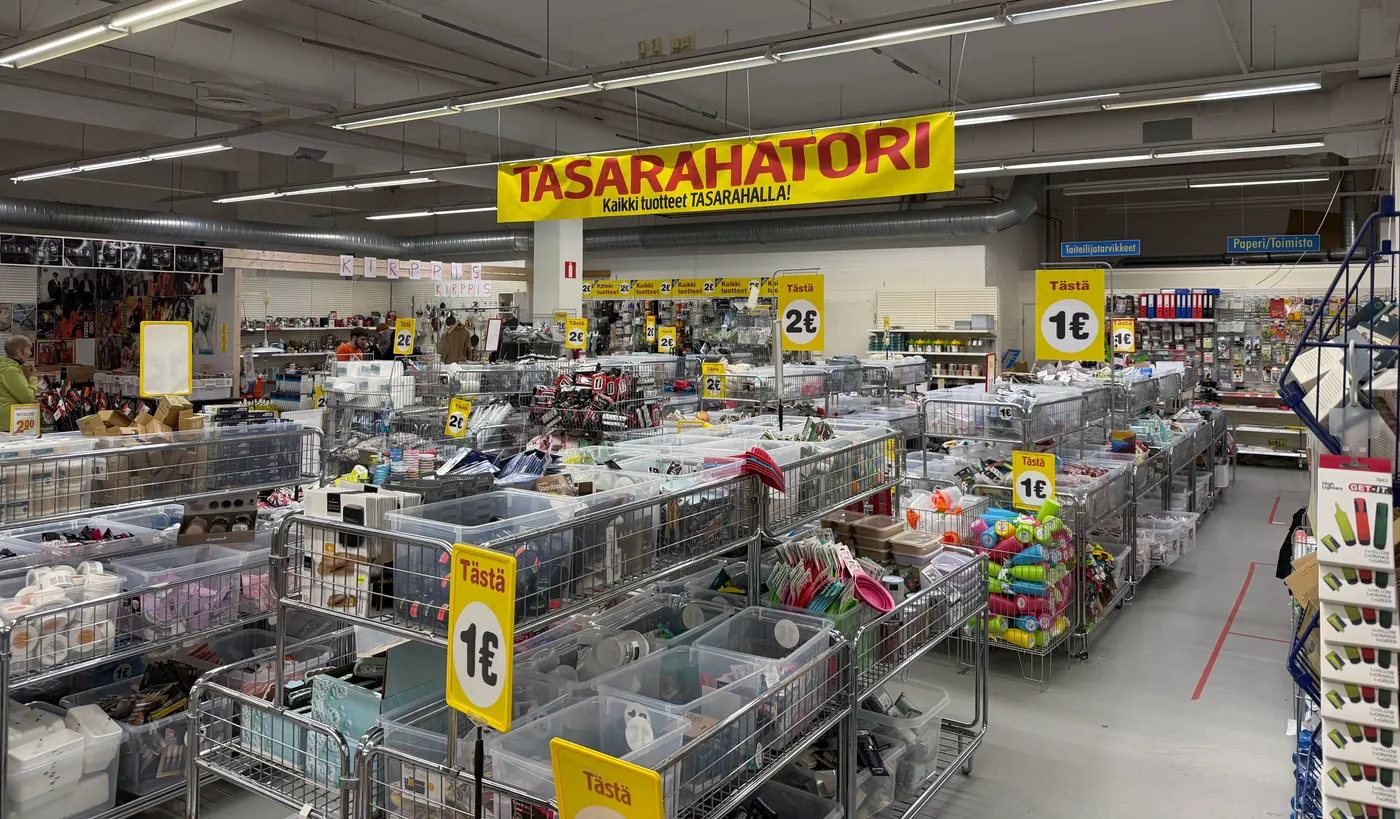 Minihinnan tasarahatori: TASARAHATORI - Kaikki tuotteet TASARAHALLA! -banderolli ja korit, joissa Tästä 1 € ja 2 € -kyltit